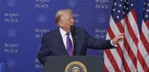Trump afirmă că SUA îşi vor reface rezerva strategică cu petrol din Venezuela